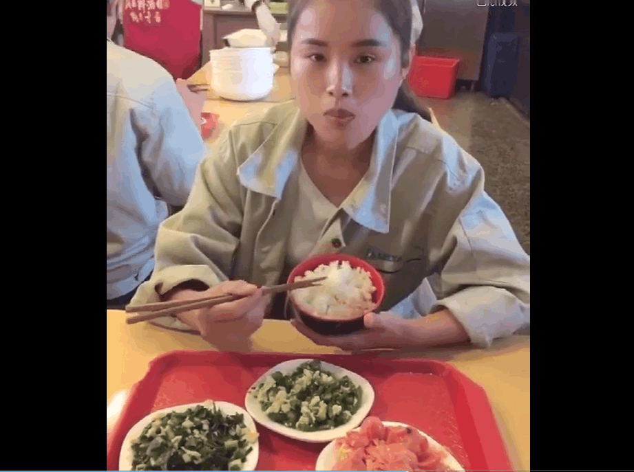 90后厂妹每天工作14个小时, 伙食这么差, 网友: 这是人吃的吗