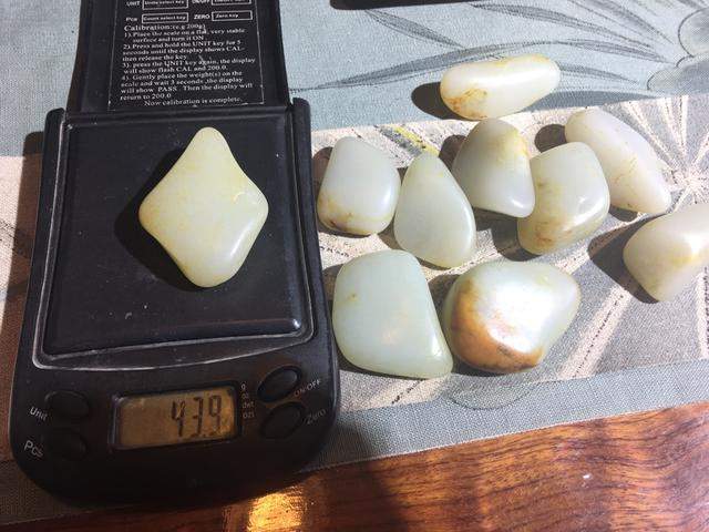 玉店伙计把价值200万的原石籽料摔裂, 老板没开除他还给奖金