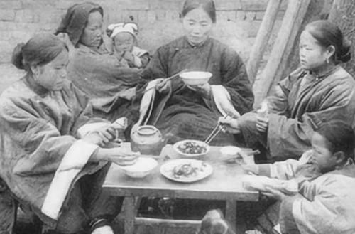 清朝真实老照片: 五个女人吃两个菜, 最后一张犯人跪地不敢抬头!