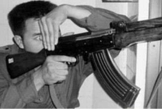 他被黑帮送到国外训练, 回来发现妻子被大哥占有, 愤怒之下拿起枪