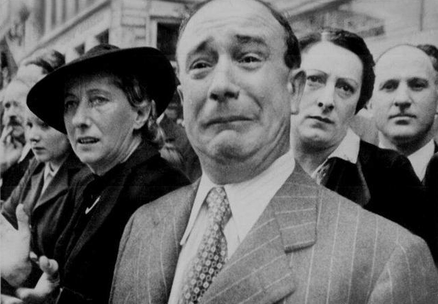 一張震撼世界的“詭異”照片：拿槍的和被槍指的，不知誰在處決誰