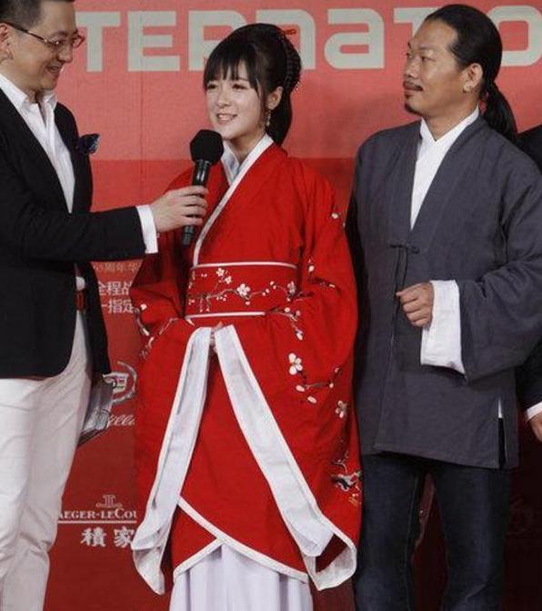 她用女儿身骗了观众十年, 穿汉服游日本惹争议, 一席话让网友怒赞