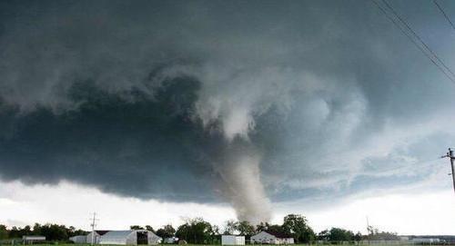 为什么美国人宁愿房子被吹走也不愿建水泥房？