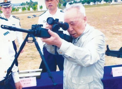 司令员视察部队供应站, 往秤上一站显示140斤, 大怒: 撤掉站长!