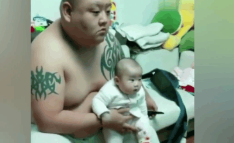 男子和儿子看电视 表情神同步 网友: 重点不是孩子