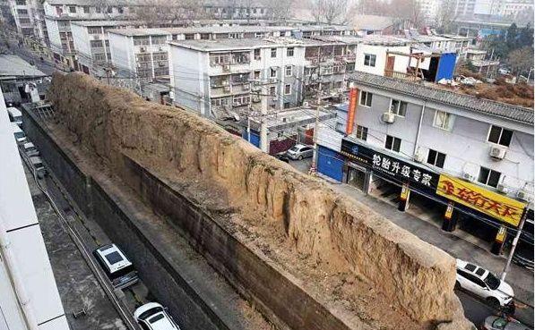 西安闹市中有一个段土城墙, 谁都不敢拆