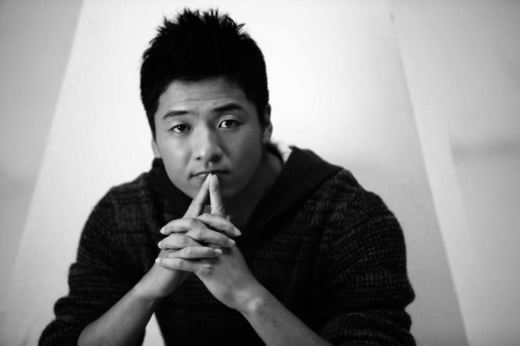 他出道多年没名气, 与同学朱亚文飙戏走红, 妻子改了名字很特别