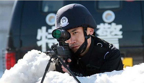 狙击手是远距离射击, 为什么还担心被敌人发现?