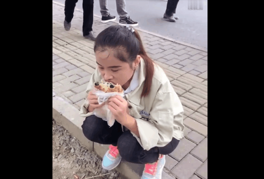 90后厂妹每天工作14个小时, 伙食这么差, 网友: 这是人吃的吗