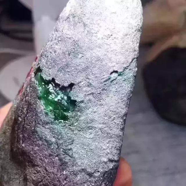 男子拿百万赌玉, 妻子和别人跑了, 差点沦为乞丐, 这块料子救了他