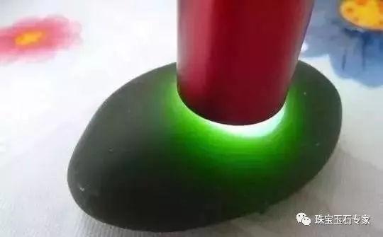 最新消息: 花2.8万买的“和田玉”竟是大理石