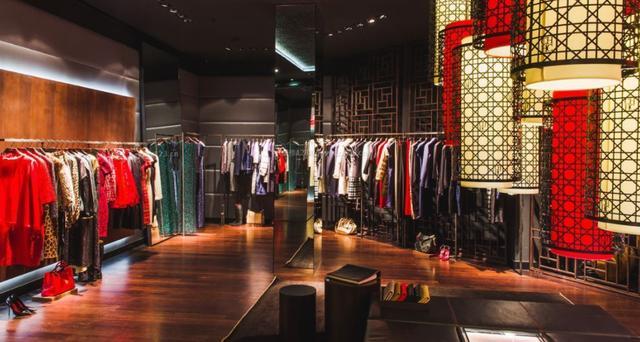 印度美女来中国, 买了5条丝巾付完款转身就走, 却被老板立马叫住