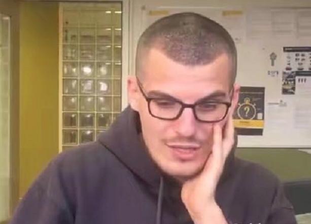 美国小伙到中餐厅吃饭, 给服务员6美元小费, 老板一句话让他感动