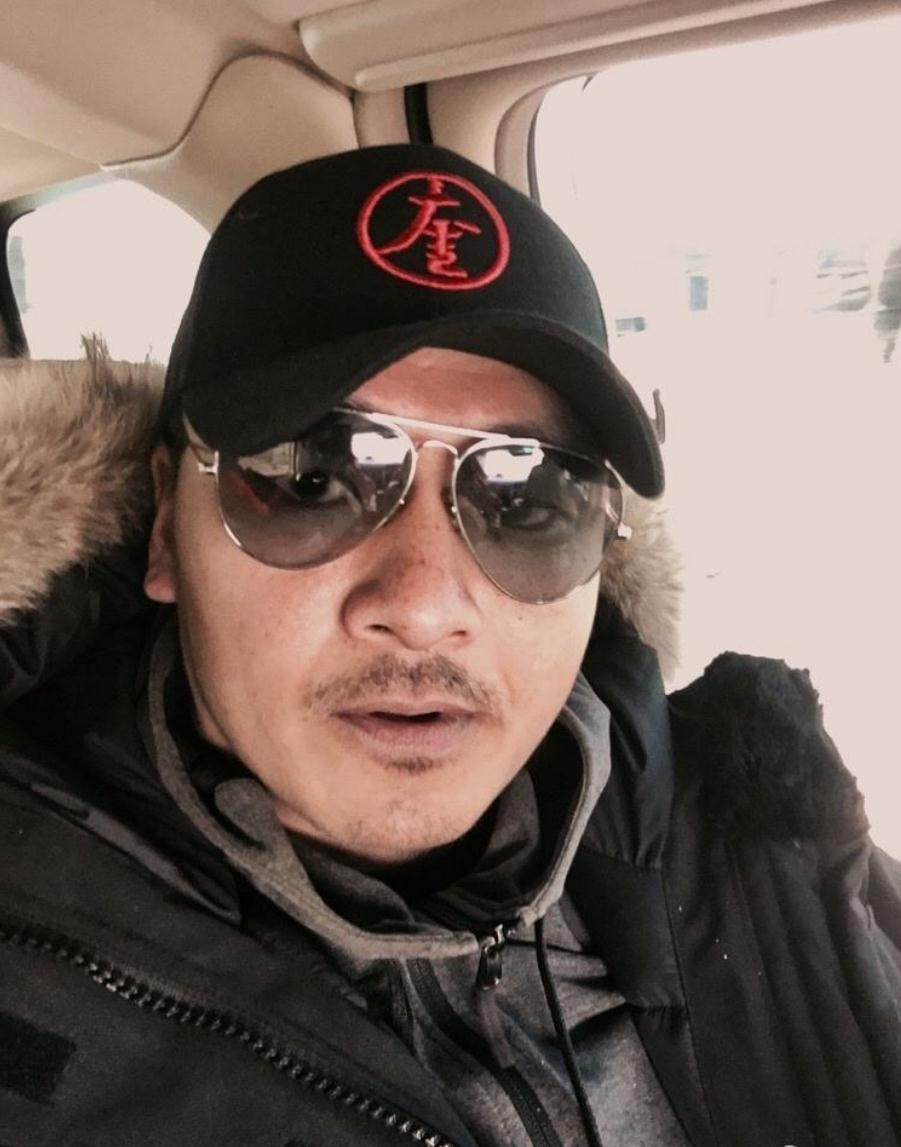 他出道多年没名气, 与同学朱亚文飙戏走红, 妻子改了名字很特别