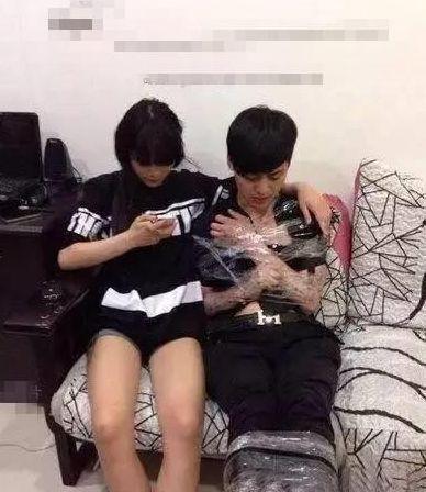 妹子, 剛下班吧, 自己號牌都忘摘了, 回家老公會咋想啊?