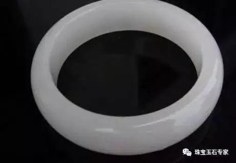 最新消息: 花2.8万买的“和田玉”竟是大理石