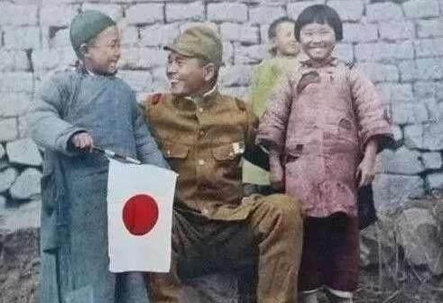 罕见老照片: 八国联军当众侮辱女孩, 图三是日本鬼子的伪善面孔