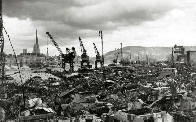 一張震撼世界的“詭異”照片：拿槍的和被槍指的，不知誰在處決誰