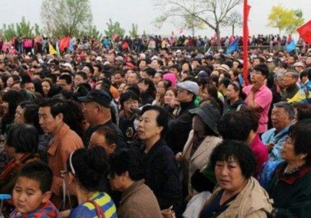 印度姑娘带父母来中国旅游, 到了景点门口却没进去, 原因让人无奈