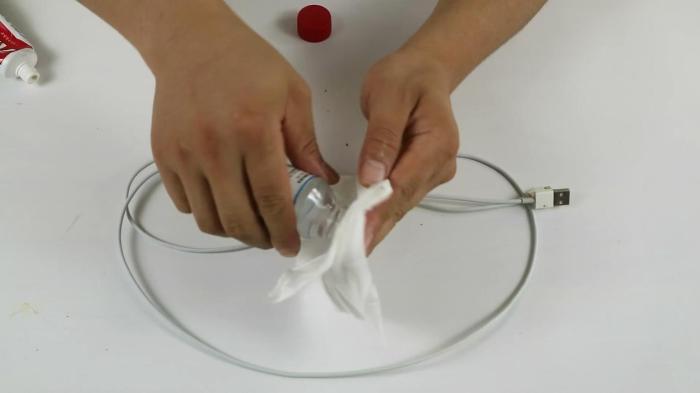 充电线脏了这样清理, 不用一滴水, 线依然可以洁白如新