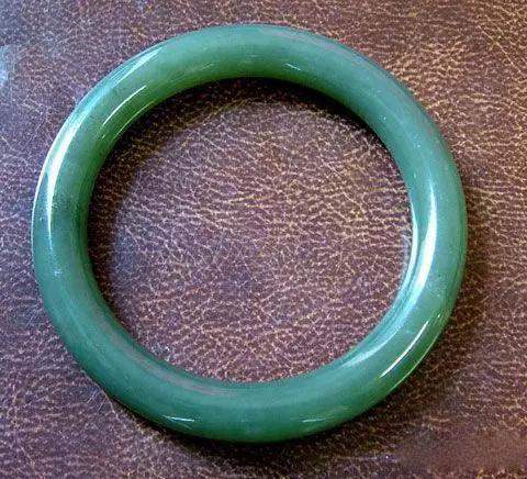 大几万买的玉手镯, 为什么一出店竟变了一个样子?