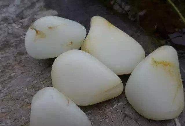 和田玉籽料原石是如何演变的!