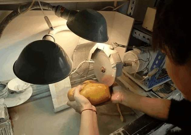 倾家荡产买的这块玉, 居然是水泥做的