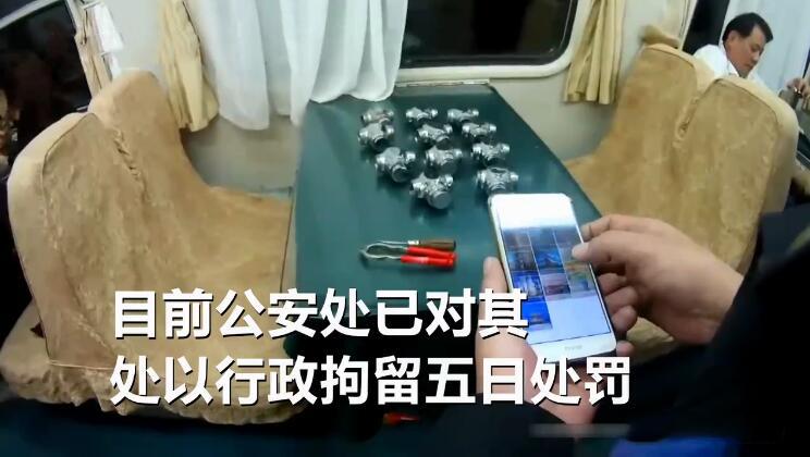 75岁老人进厕所迟迟不出来 乘警强行破门后懵了 网友: 真丢人!