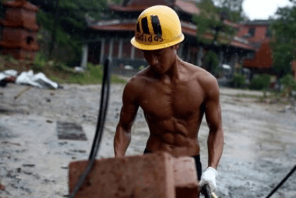 健身|建筑工人的肌肉和健身房练出来的肌肉, 有什么差距?