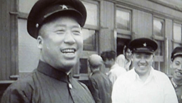 他是彭德怀最默契搭档, 却始终未被授军衔, 死前留下二字, 令人心痛