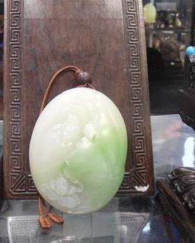 这个地方是长久缺水的老河滩, 皮色却是和田玉中的佼佼者