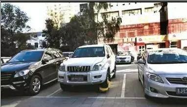 停车4个月被收费6000元 车主说车不要了