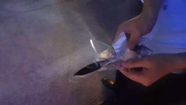 “除非你把心给我! ”男子还在犹豫 女友一刀已经刺进他胸口