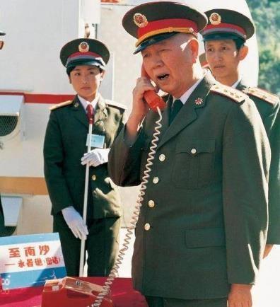 司令员视察部队供应站, 往秤上一站显示140斤, 大怒: 撤掉站长!