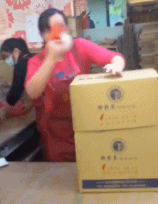 大姐, 你老公不在車上吧, 你這睡姿, 搞不好會離婚的!