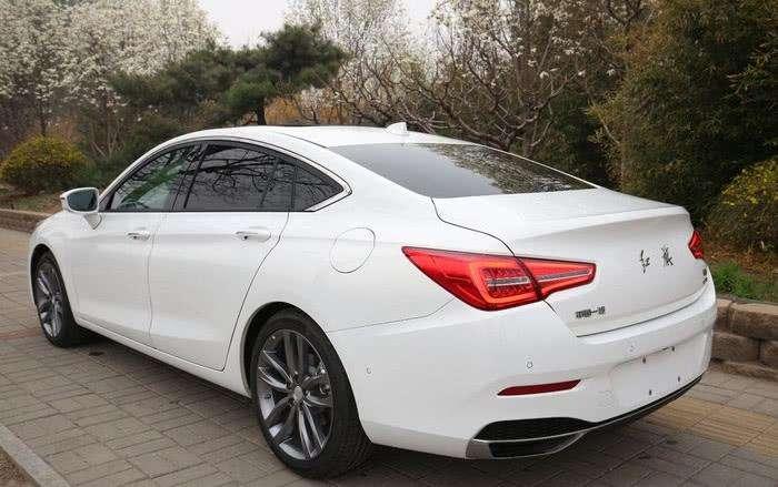 为什么红旗能成为“国车”，看到红旗H5和大众停一起瞬间懂了