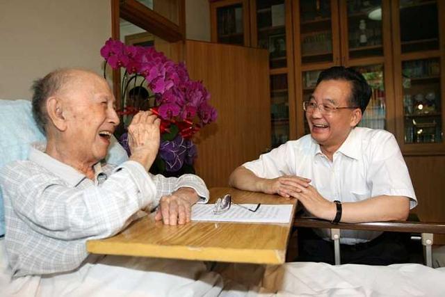 当国家知道有人要暗杀钱学森时, 想了一个好办法, 帝王级别的待遇