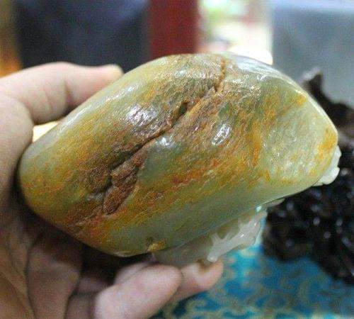 真正的籽料和田玉长什么样? 千万别挑花了眼!