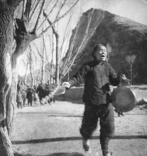 罕见老照片: 慰安妇挺着大肚子表情迷茫, 日本鬼子装伪善很明显!