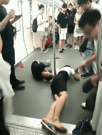 地鐵上年輕情侶昏厥, 乘客一邊呼救一邊打120, 事后十分后悔: 真不該管他