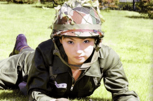 21岁战士被越南女兵抓到山洞, 最后这些女兵却都成了他的俘虏!