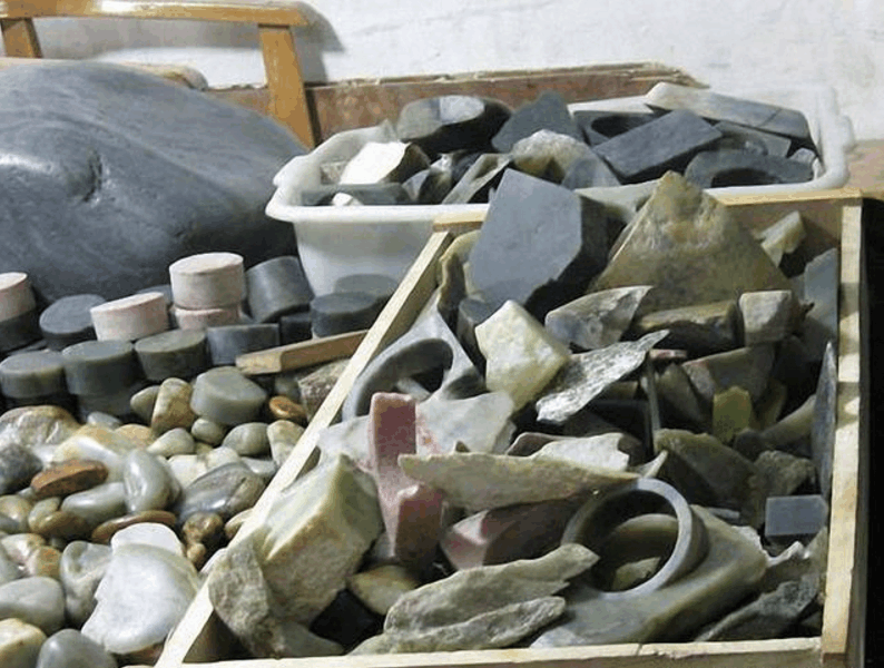 新疆和田玉籽料的下脚料值钱吗?