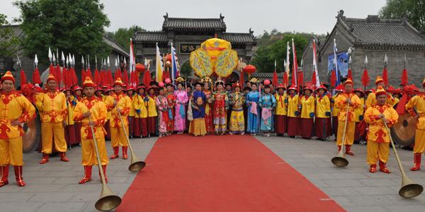 傳奇! 此家族12代皆是富豪, 世代只娶一個老婆