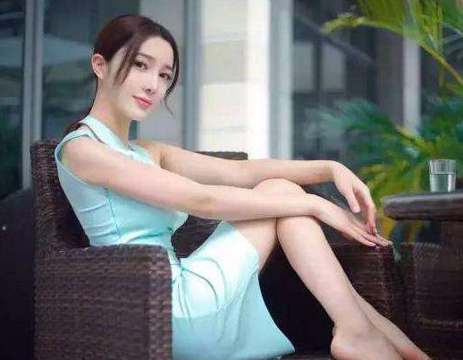 因饰演青蛇走红，却早早失去生命，被警方发现时一丝不挂