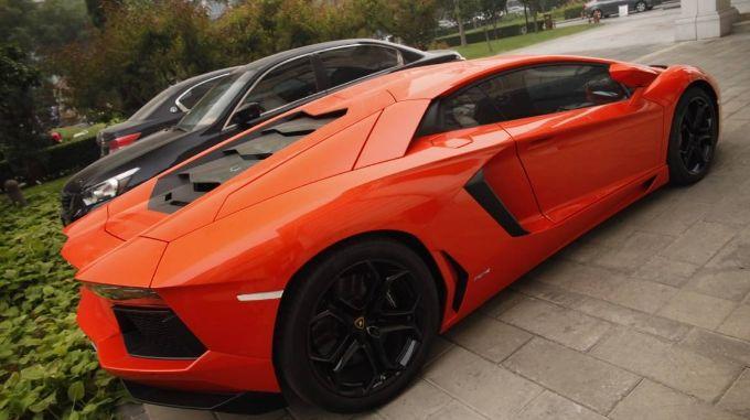 社会人750万兰博基尼引擎盖上跳舞? 车主悬赏十万要教他做人