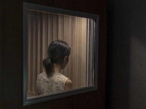 4岁女儿半夜尿床, 被母亲关厕所罚站4小时后倒地身亡