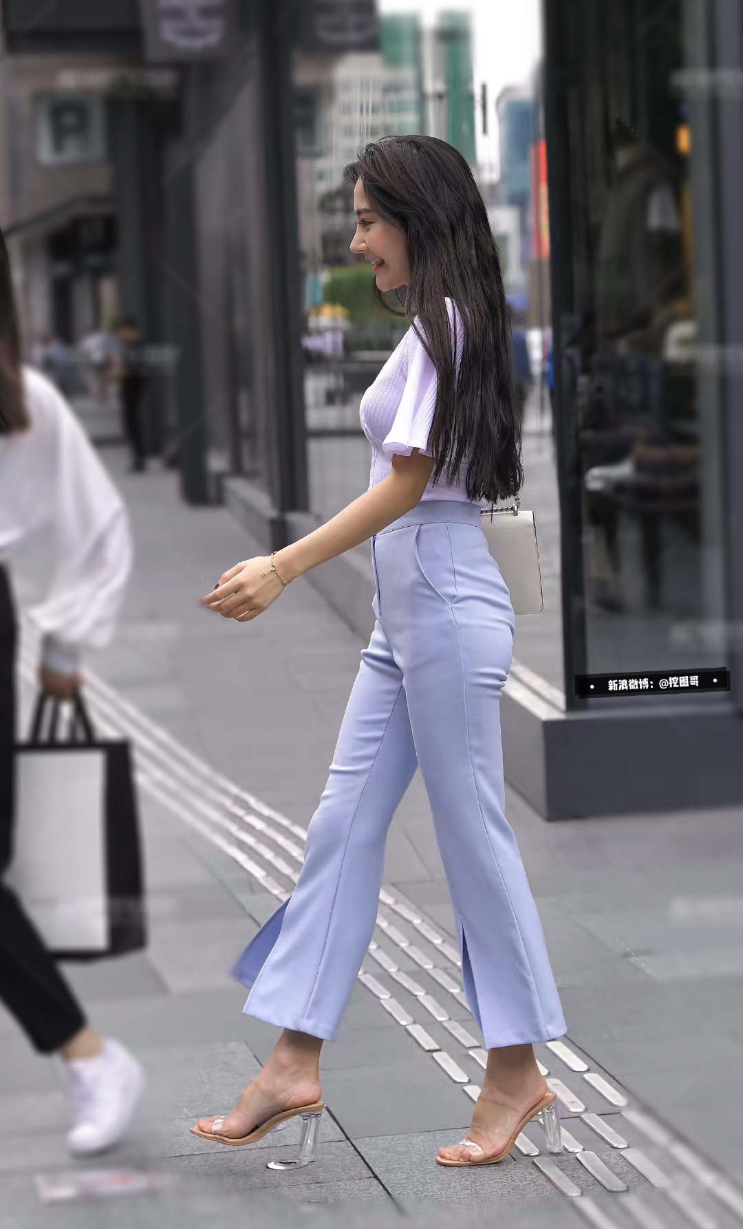 街拍: 花轻似梦，雨细如愁，小姐姐美爆了