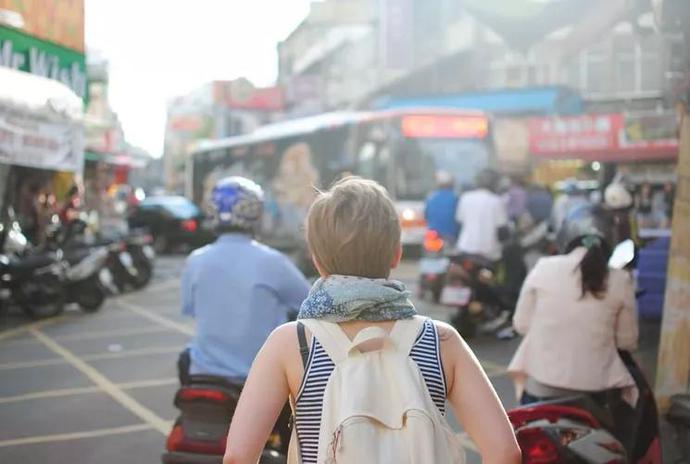 穷游|不解开衣扣，你还想免费搭车？“穷游”风光的背后，都是狼狈