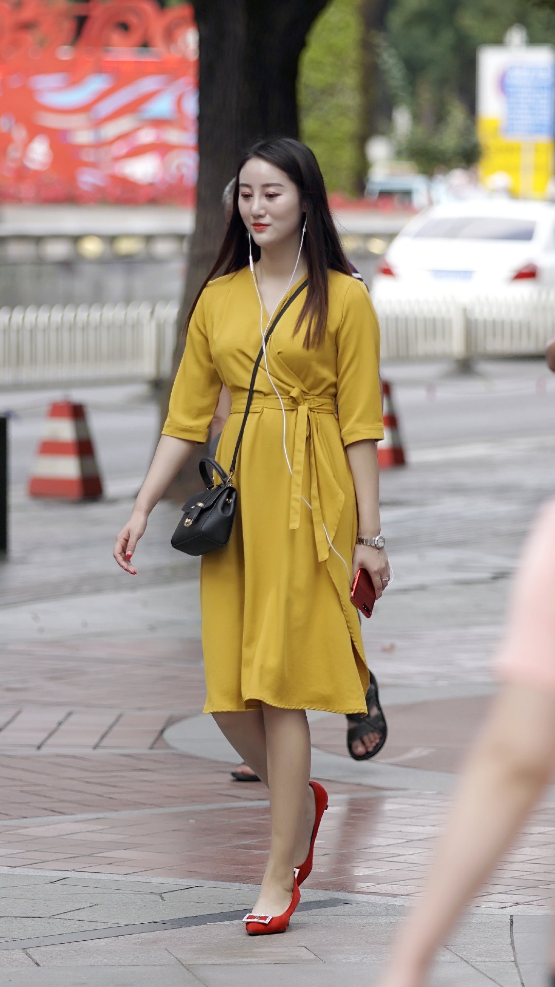 街拍: 一天明月，寺后看水，小姐姐极美