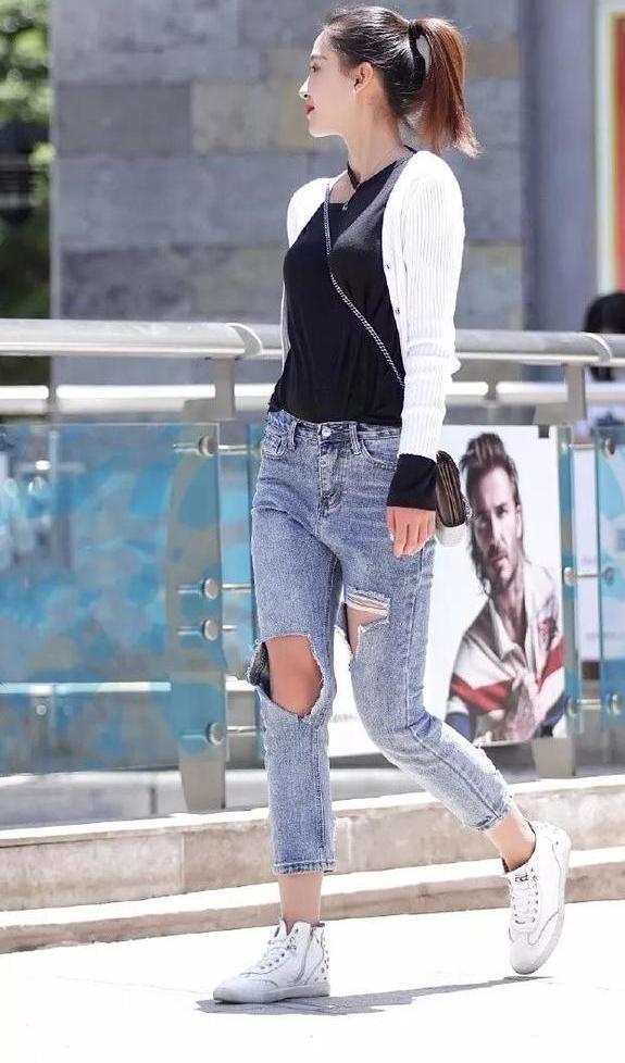 街拍：白衣美女双腿修长的小姐姐，搭配浅色高跟鞋，还有超养眼的颜值！